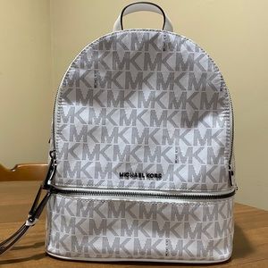 !! NWT Michael Kors backpack !!